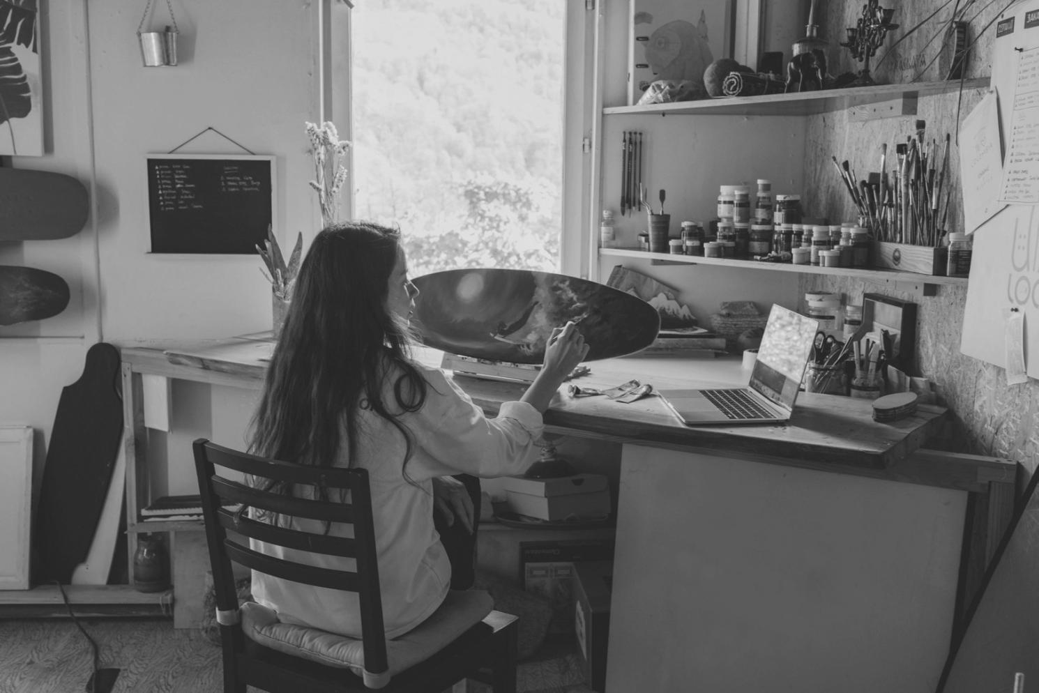 Espace de formation artistique avec matériel de dessin professionnel